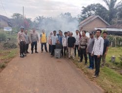 Peringati HPSN Kepala Kampung Bengkulu Raman dan Kapolsek Grebek Sampah