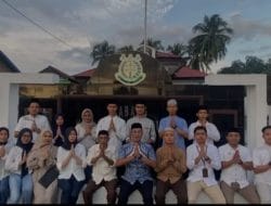 Cabang Kejaksaan Lappariaja Lakukan Bagi-Bagi Takjil Kepada Pengendara