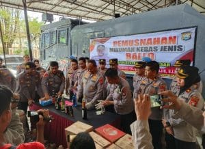 Kapolrestabes Makassar Musnahkan Ratusan Liter Ballo dan Miras