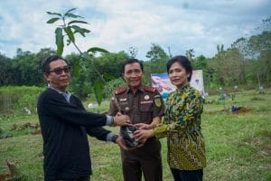 Kejati Sulsel Didampingi Ketua IAD Wilayah Sulsel Memimpin Gerakan Penanaman 12.500 Bibit