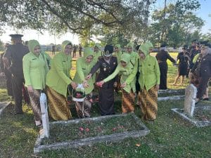 Sambut HUT HBA Ke-63, Kejari Takalar Gelar Ziarah Dan Tabur Bunga di TMP Polongbangkeng