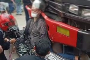 Satu Tewas Terjepit, Mobil Truk Kontainer Tabrak Dua Pengendara Motor