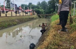 Peduli Lingkungan, Kapolsek Bontonompo Gowa dan Personil Bersihkan Irigasi
