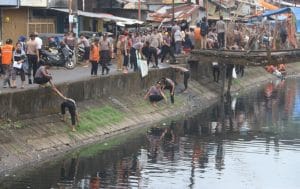 Polri Peduli, Polda Sulsel Membersihkan Sampah Serentak