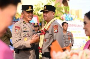 Tradisi Pengalungan Bunga, Tarian Adat dan Pedang Pora Warnai Penyambutan Kapolda Sulbar