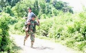 Satgas TMMD ke 117 Kodim 1411/Blk Gendong Anak Kecil Pulang ke Rumah