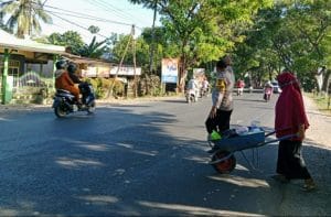 Cegah Lakalantas, Bhabinkamtibmas Polsek Bontonompo Bantu Warga Menyebrang Jalan