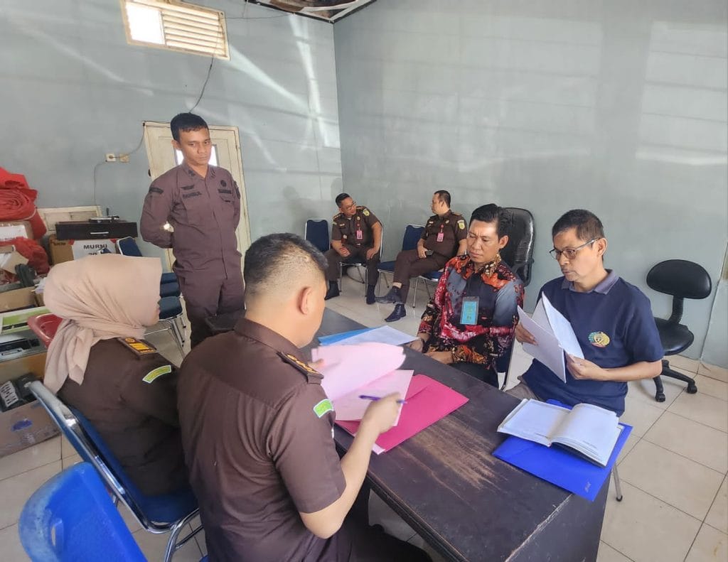 Penyidik Kejati Sulsel Serahkan Tersangka Korupsi PDAM Kota Makassar Ke Penuntut Umum 3(Tiga)