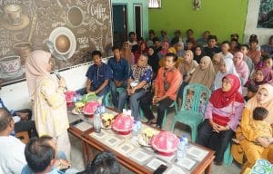 Ratusan Warga Sambut Husniah Talenrang di Desa Parigi