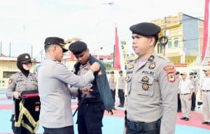 Bagikan Jaket dan Rompi, Kapolres Sidrap : Ciri Khas Sebagai Anggota Polri