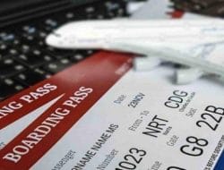Hanya Profesi Ini yang Gelarnya Dicantumkan di Tiket Pesawat!