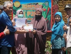 Pj Bupati Takalar Beri Hadiah Juara Lomba Pekarangan Produktif
