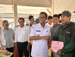 Serahkan Bantuan Nelayan, Pj. Bupati Takalar Harap Hasil Tangkapan Meningkat