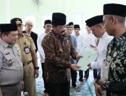 Menteri ATR/Kepala BPN Serahkan Sertipikat Tanah Wakaf di Kendari, Jamin Keamanan Umat dalam Beribadah