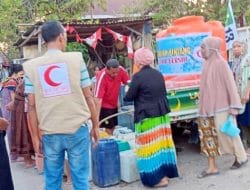 Kemarau Berkepanjangan, Aksi Sosial PBB Makassar Bagikan Air Bersih Gratis