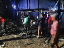 Gerak Cepat Babinsa, Damkar dan Warga Padamkan Api Yang Membakar Rumah Warga
