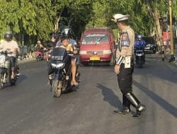 Satlantas Polres Bantaeng Rutin Mengatur Arus Lalulintas Bantu Warga Menyebrang