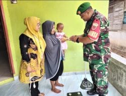Babinsa Dampingi Petugas Posyandu Lakukan Penimbangan Balita Dan Pemberian Makanan Tambahan