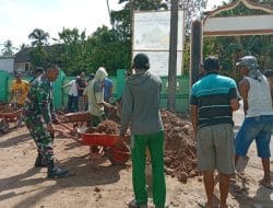 Wujudkan Kenyamanan Dalam Beribadah, Babinsa Bersama Warga Kerja Bakti Perbaikan Masjid