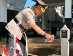 Karo SDM Polda Sulsel Ziarah dan Tabur Bunga HUT Korpri Ke-52
