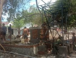 Ditengah Panasnya Cuaca, Anggota Kodim Takalar Bersama Warga Tetap Semangat Membuat Sumur Bor Atasi Krisis Air Bersih