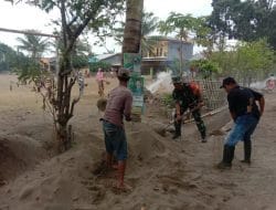 Peduli Kebersihan Lingkungan, Babinsa Ajak Warga Bersihkan Lapangan Dan Posyandu