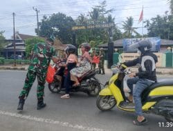Jumat Berkah, Anggota Koramil Bagikan Snack Kepada Para Pengguna Jalan
