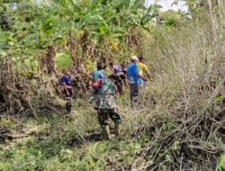 Menjelang Musim Hujan Babinsa Ajak Warga Bersihkan Saluran Irigasi