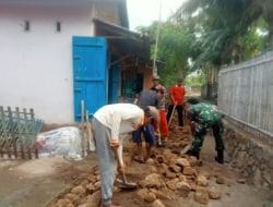 Babinsa Kelurahan Pattallassang Ajak Warganya Kerja Bakti Membuat Talud Jalan
