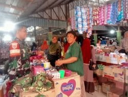 Pantau Situasi Pasar Tradisional, Babinsa Kelurahan Pattallassang Komsos Dengan Pembeli Dan Pedagang