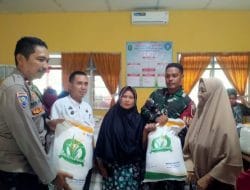 Pastikan Berjalan Lancar, Babinsa Dampingi Penyaluran Bantuan Sosial Untuk Warga Kurang Mampu