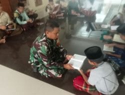 Setelah Shalat Dhuhur Berjamaah, Babinsa Luangkan Waktu Mengajarkan Ngaji Anak-anak