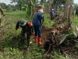 Musim Penghujan Tiba, Babinsa Ajak Warga Gotong Royong Bersihkan Saluran Air