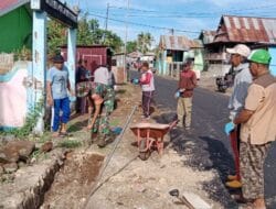 Cegah Banjir, Babinsa Bersama Warga Bersihkan Saluran Air