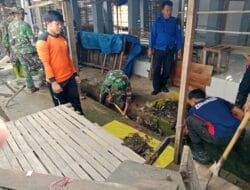 Kodim Takalar Bersihkan Sampah Dan Saluran Air Di Pasar Tradisional Lengkese