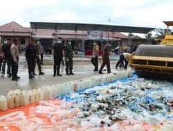 Cegah Penyakit Masyarakat, Ribuan Miras Ilegal di Musnahkan Polres Buru