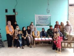 Babinsa Bersama Petugas Kesehatan Berikan Makanan Tambahan Terhadap Ibu Hamil Dan Anak Stunting