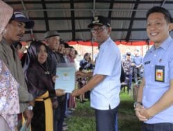 Dalam Program PTSL dan Redis, Pj. Bupati Takalar Serahkan Puluhan Sertifikat Tanah kepada Warga Penerima Manfaat