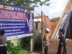 Boomingkan Spanduk, Kasat Lantas Polres Gowa : Patuhi Aturan Berlalu Lintas dan Utamakan Keselamatan