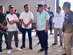Pj Gubernur Sulsel Pantau Logistik Pemilu 2024 di Bone dengan Baju Biru Muda