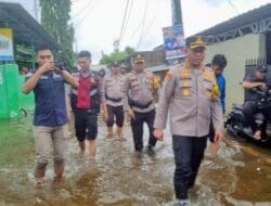 Kapolrestabes Makassar Turun Ke Lokasi Banjir Manggala, Salurkan Bantuan Sosial