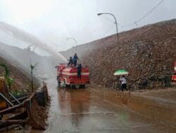 Damkar Makassar Penyemprotan Echo Enzim di TPA Antang, Menuju Verifikasi Adipura