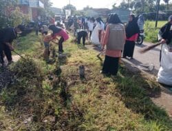 Cegah Banjir, Personel Koramil 1426-03/Galut Bersama Masyakarat Bersihkan Saluran Air