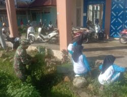 Cegah Banjir, Personel Koramil 1426-05/Marbo Bersama Masyakarat Bersihkan Saluran Air