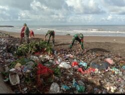 Peduli Lingkungan, Personel Koramil 1426-03/Galut Bersama Instansi Terkait Bersihkan Pesisir Pantai