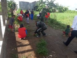 Personel Koramil 1426-04/Galesong Bersama Masyarakat Kerja Bakti Bersihkan Saluran Air
