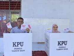 Salurkan Hak Pilih di Takalar, Pj. Bupati Bersama Pj. Ketua TP. PKK Takalar Terdaftar di TPS 02 Kalabbirang