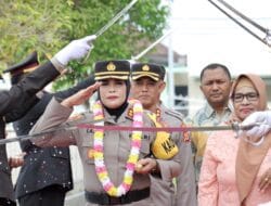 Terharu, Perwira Ini Ajak Ibu dan Suaminya Dalam Acara Penyambutan Kapolres Buru