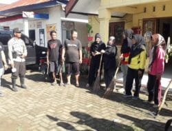 Personel Koramil Pattallassang Ajak Warga Kerja Bakti Pembersihan Selokan dan Bahu Jalan