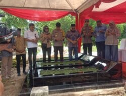 Fadil Imran Didampingi Kakak Tertuanya Ziarah ke Makam Neneknya di Takalar